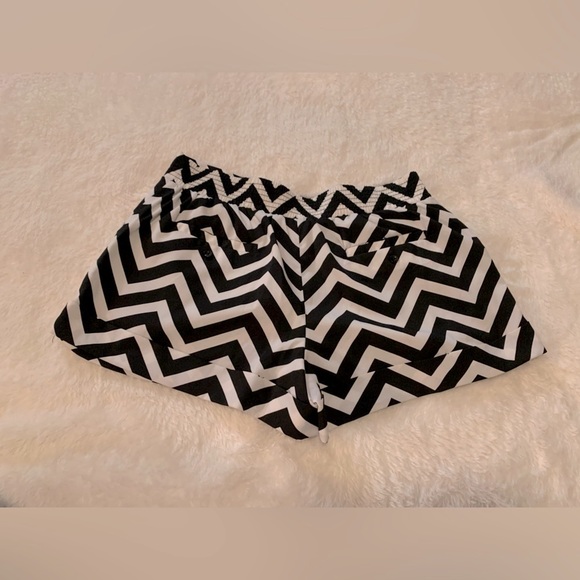 MnK Monochrome Chevron Pattern Shorts - Picture 2 of 4
